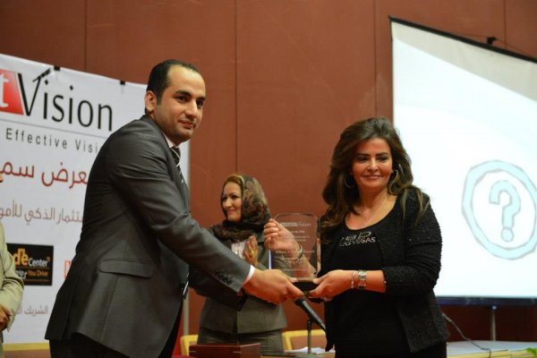 الدكتور محمد النظامي يسلم جائزة أفضل  إعلامية في سوق المال إلي أ /دينا عبد 