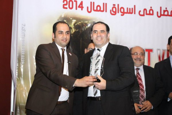 الدكتور محمد النظامي يسلم جائزة الي   أ / ايهاب سعيد