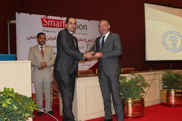 الدكتور محمد النظامي يسلم جائزة  أ / غسان سعيد 