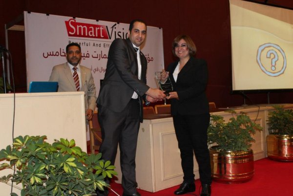 الدكتور محمد النظامي يسلم جائزة أفضل خبيرة في سوق المال إلي د/جيهان جمال