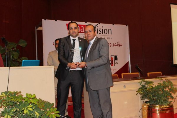 الدكتور محمد النظامي يسلم جائزة  أ / مصطفي عادل 