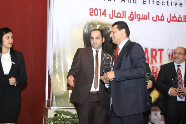 الدكتور محمد النظامي يسلم جائزة أفضل خبير في سوق المال إلي أ / وائل عنبة 